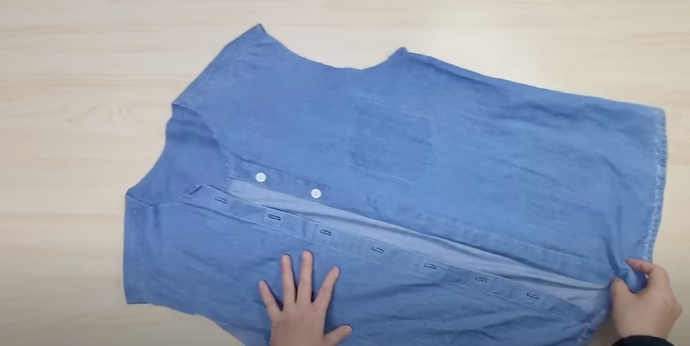 Paso a paso: convierte tu camisa de mezclilla en una falda envolvente en 15 minutos